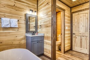 Cabin, 3 Bedrooms | Bathroom | Towels