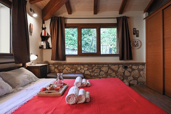 4 bedrooms, iron/ironing board, free WiFi, bed sheets