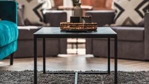 Deluxe huis | Woonruimte | Een 65-inch smart-tv met digitale zenders
