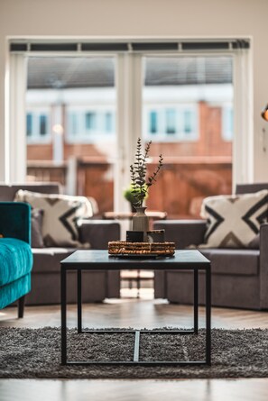 Deluxe-Haus | Wohnbereich | 65-Zoll-Smart-TV mit Digitalempfang