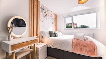 3 bedrooms, iron/ironing board, bed sheets
