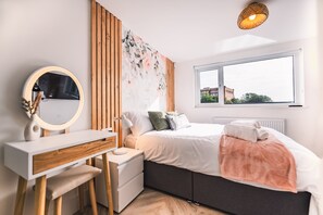 3 quartos, ferros/tábuas de passar roupa, roupa de cama