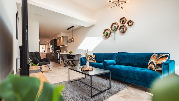 Deluxe huis | Woonruimte | Een 65-inch smart-tv met digitale zenders