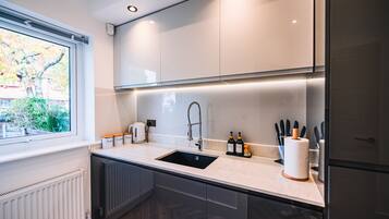 Coffee/tea maker, electric kettle, dining tables