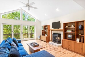 Fernseher, Kamin, Arbeitsbereiche