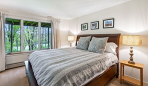 4 bedrooms, WiFi, bed sheets - Family & Game Rooms, Large Deck - Highland Ridge (Quechee)