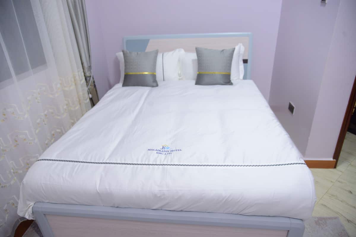 1 bedroom, Egyptian cotton sheets, premium bedding, memory-foam beds