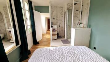 4 Schlafzimmer, Schreibtisch, Bügeleisen/Bügelbrett, Reisekinderbett