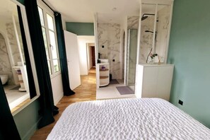 4 chambres, bureau, fer et planche Ă repasser, lit parapluie