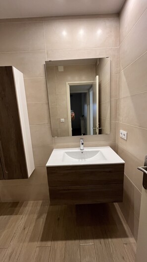 Een douche, gratis toiletartikelen, een haardroger, handdoeken