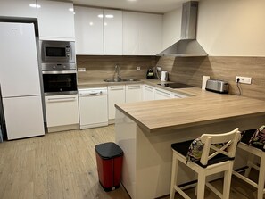 ثلاجة، ميكروويف، فرن، موقد طهي مسطح