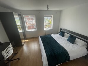 4 slaapkamers, een strijkplank/strijkijzer, wifi, beddengoed