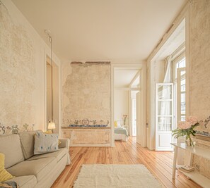 City Tales Apartment (1C) | Living area | 32-inch Smart TV with digital channels, books - Antiga Casa Pessoa (Lisbon)