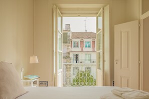 Layering of Stories Apartment (4A) | Laptop workspace, blackout curtains, iron/ironing board - Antiga Casa Pessoa (Lisbon)