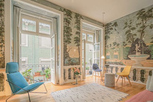 Deluxe appartement | Woonruimte | Een 32-inch smart-tv met digitale zenders en boeken
