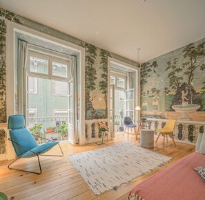 The Fountain Apartment (2C) | Living area | 32-inch Smart TV with digital channels, books - Antiga Casa Pessoa (Lisbon)