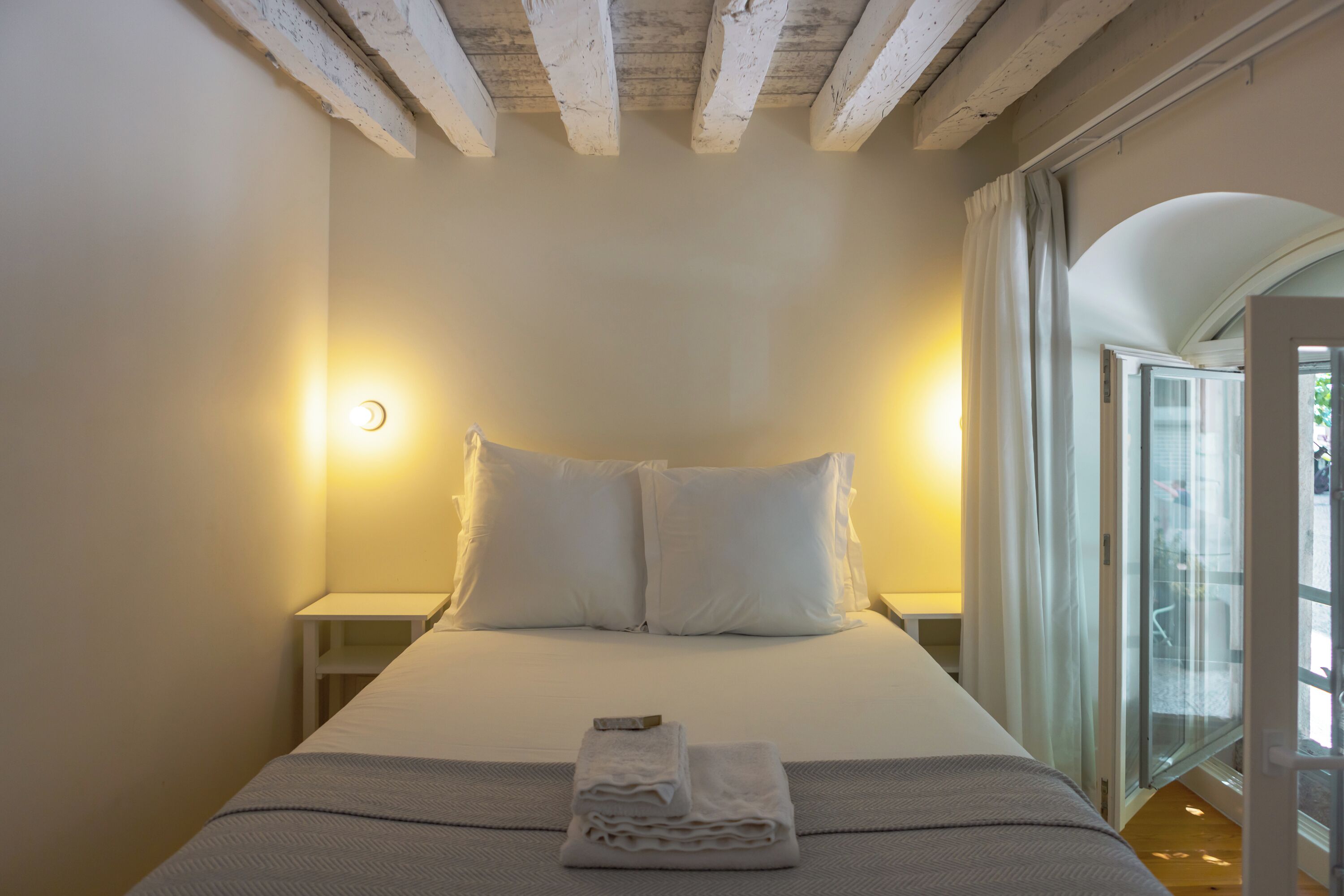Linden Trees  Duplex Apartment (1A) | พื้นที่ทำงานแบบใช้แล็ปท็อป, ผ้าม่านกันแสง, Wi-Fi ฟรี, ผ้าปูที่นอน