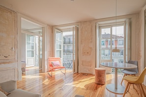 Layering of Stories Apartment (4A) | Zona de estar