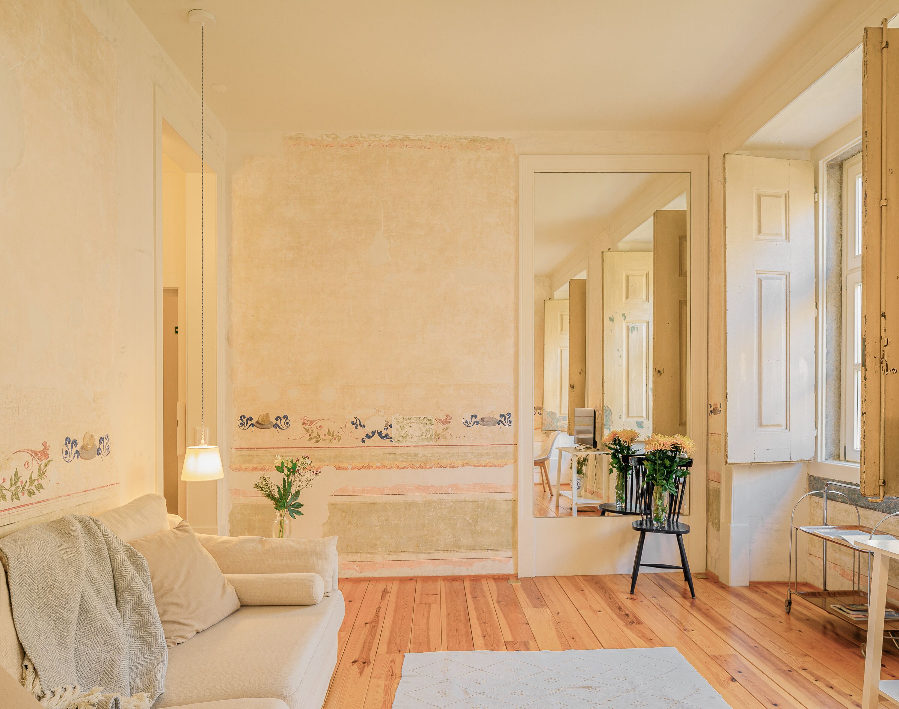 Memories  Apartment (3C) | Living area | 32-inch Smart TV with digital channels, books