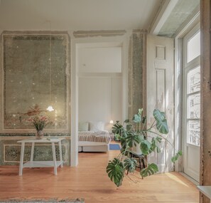 Music and Poetry Apartment (2A) | Wohnbereich | 32-Zoll-Smart-TV mit Digitalempfang, Bücher