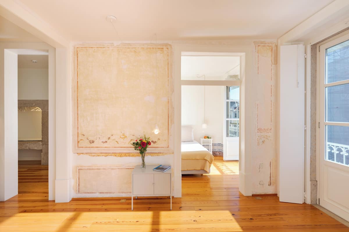 Layering of Stories Apartment (4A) | リビング エリア | 32 インチのスマートテレビ (デジタル放送視聴可)、書庫