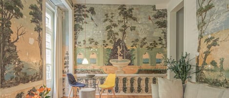 The Fountain Apartment (2C) | 起居区 | 32-英寸智能电视 (配备数码频道)、书