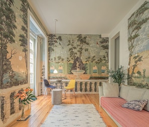 The Fountain Apartment (2C) | Wohnbereich | 32-Zoll-Smart-TV mit Digitalempfang, Bücher