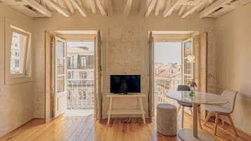 Lisbon is Light Apartment (5A) | Wohnbereich | 32-Zoll-Smart-TV mit Digitalempfang, Bücher