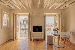 Lisbon is Light Apartment (5A) | Living area | 32-inch Smart TV with digital channels, books - Antiga Casa Pessoa (Lisbon)