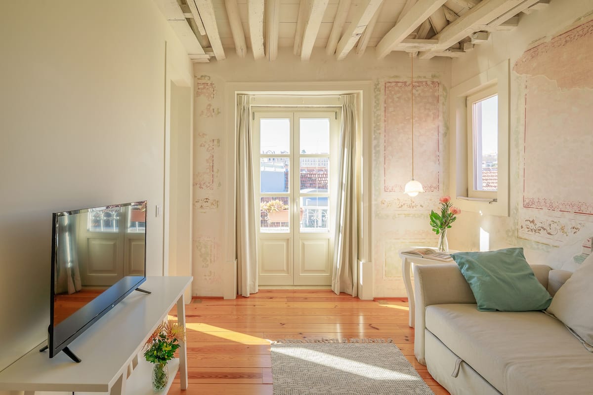 No Beginning, No End Apartment (5C) | リビング エリア | 32 インチのスマートテレビ (デジタル放送視聴可)、書庫