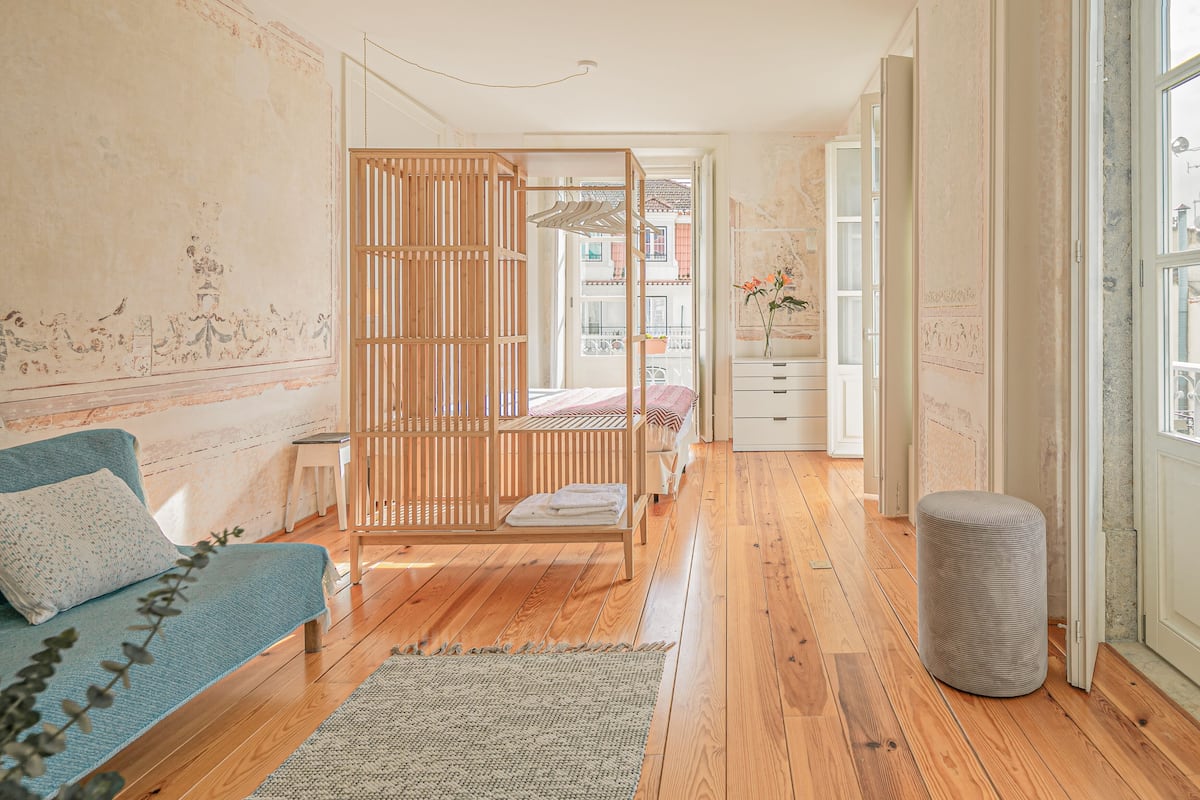 The Balcony Studio Apartment (4B) | ノートパソコン用作業スペース、遮光カーテン、旅行用ベビーベッド、WiFi (無料)