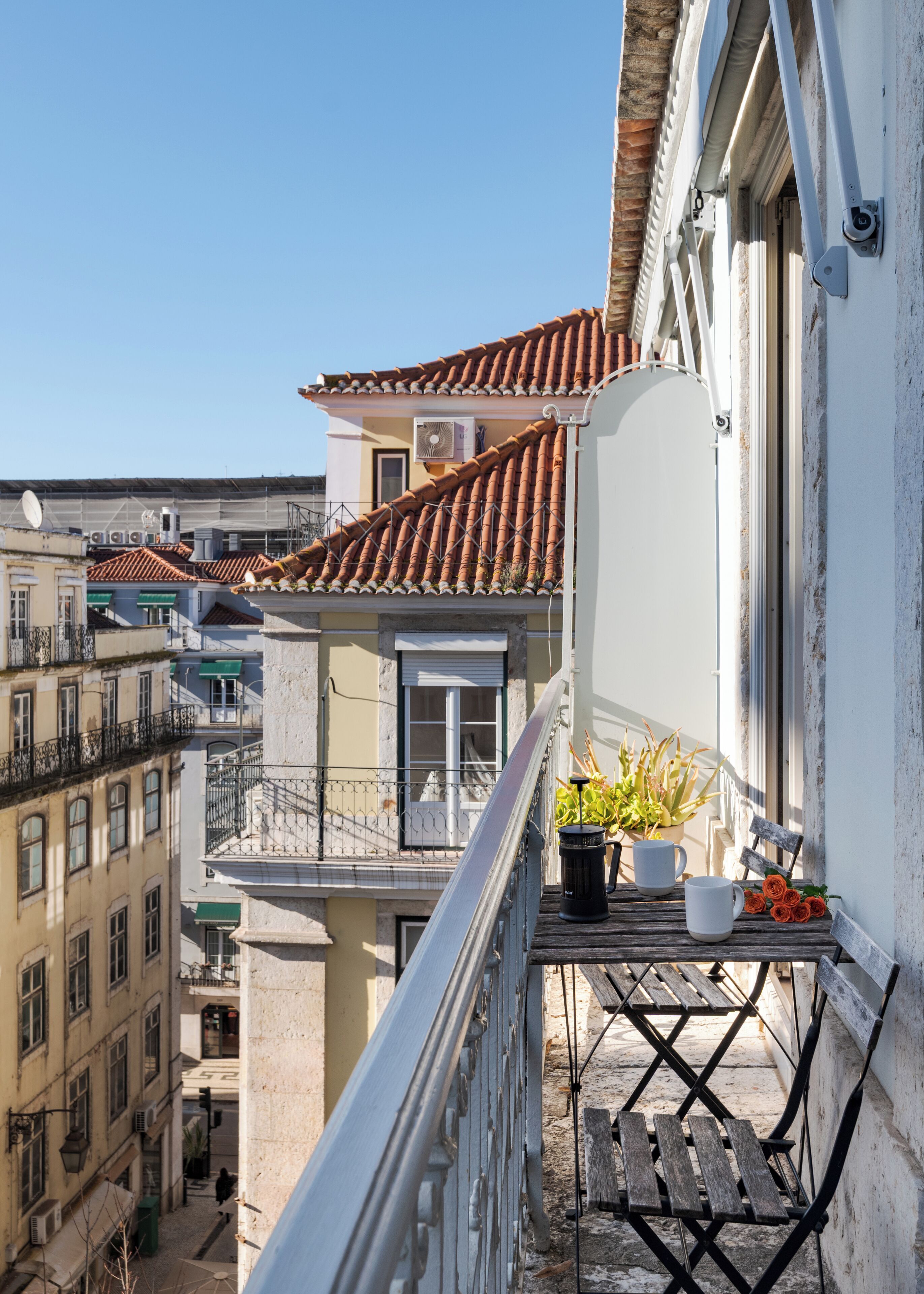 Layering of Stories Apartment (4A) | Balcon