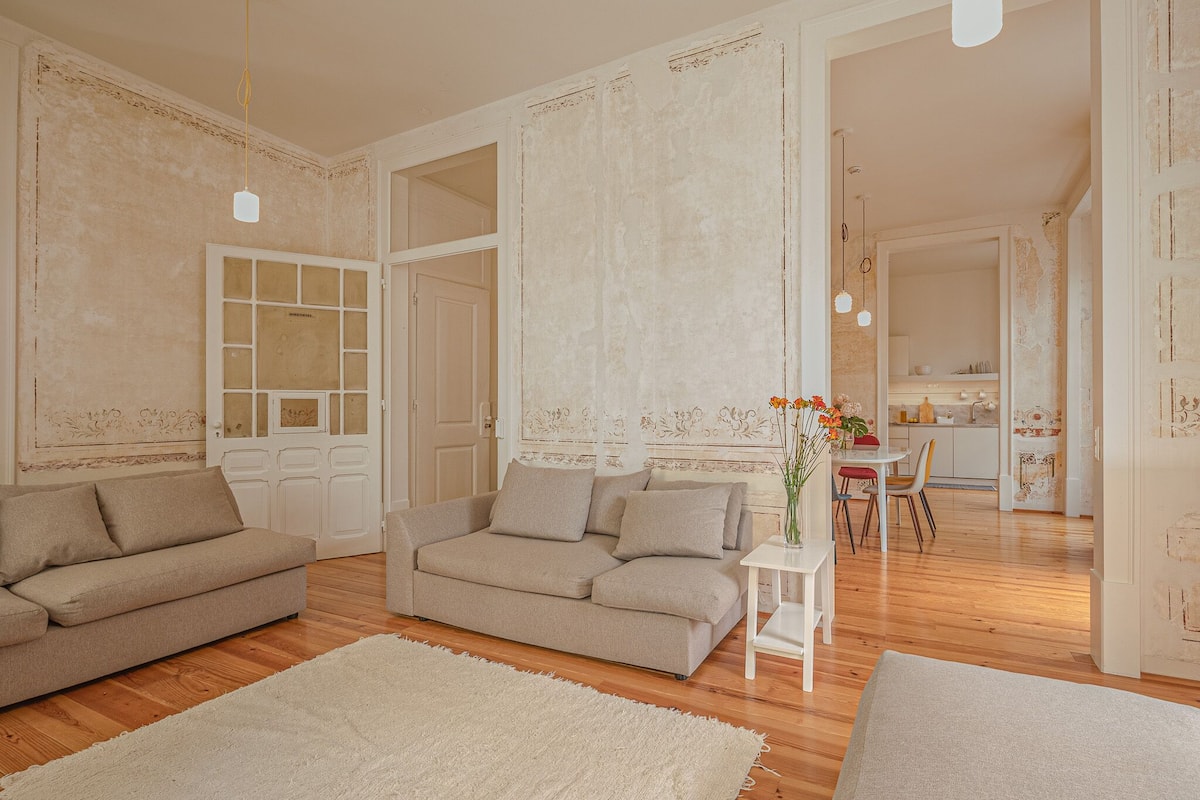 Linden Trees Duplex Apartment (1A) | リビング エリア | 32 インチのスマートテレビ (デジタル放送視聴可)、書庫