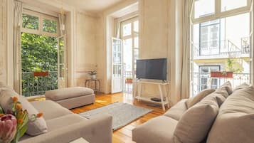 Linden Trees Duplex Apartment (1A) | Area keluarga | Smart TV 32-inci dengan saluran TV digital dan buku