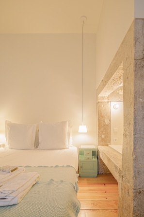 Memories Apartment (3C) | Laptop workspace, blackout drapes, free WiFi, bed sheets