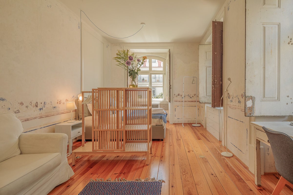 The Windows Studio Apartment (3B) | 1 bedroom, laptop workspace, blackout drapes, iron/ironing board