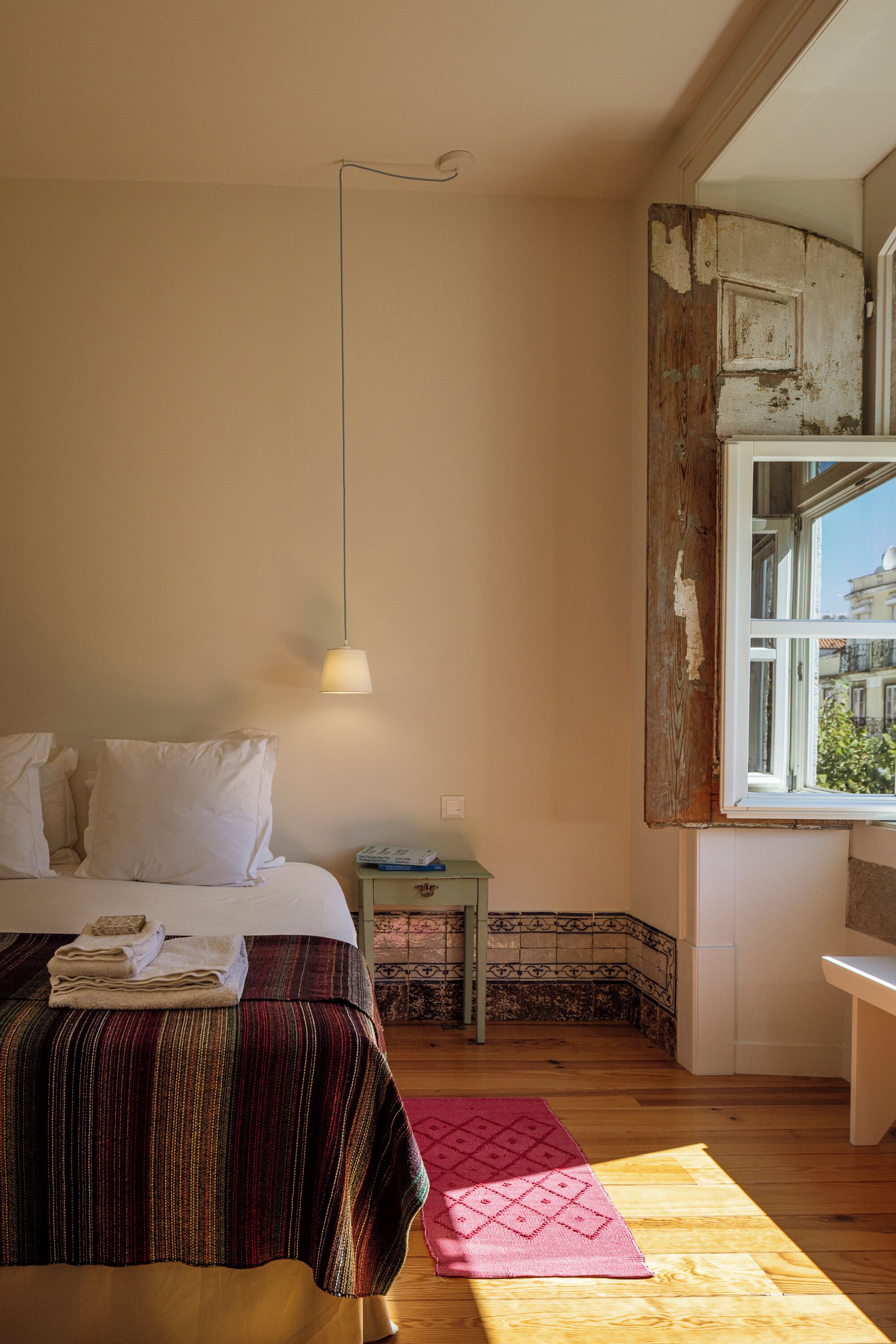 The Tree Apartment (3A) | Ruang kerja ramah laptop, tirai kedap cahaya, dan setrika/meja setrika