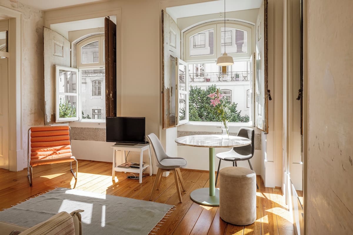 Apartament Deluxe | Sala d'estar | Televisor intel·ligent de 32 polzades amb canals digitals i llibres