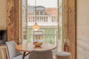 Frescos Paintings Apartment (4C) | Living area | 32-inch Smart TV with digital channels, books - Antiga Casa Pessoa (Lisbon)