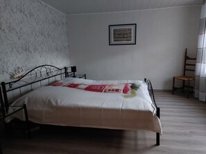 2 habitaciones, tabla de planchar con plancha, cuna de viaje y wifi