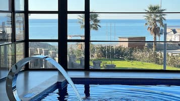 Indendørs pool