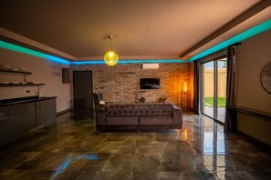 Honeymoon Villa | Egyptian cotton sheets, premium bedding, desk, blackout drapes - Inn House Ölüdeniz (Fethiye)