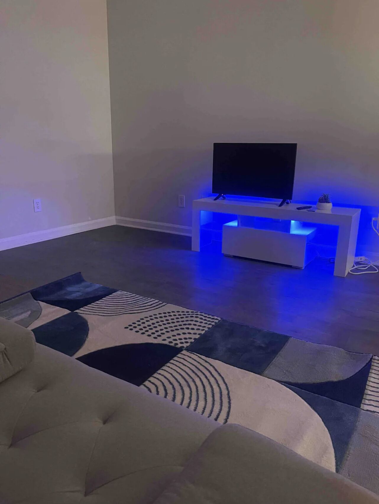 Spacious 1 Bedroom Retreat. The perfect bled of when Luxury meets Comfort.