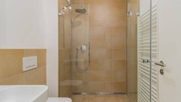 吹风机、毛巾、肥皂、卫生纸