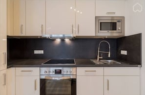 Fridge, microwave, oven, stovetop - Central Mitte new apartment for families
 (Berlin)