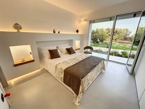 3 bedrooms, free WiFi - A dream: 5*-villa w/ beach access, pool & jacuzzi (Marina di Felloniche)