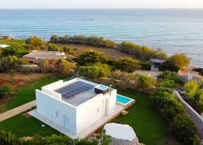Exterior - A dream: 5*-villa w/ beach access, pool & jacuzzi (Marina di Felloniche)