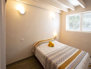 2 chambres, fer et planche à repasser, Wi-Fi, draps fournis