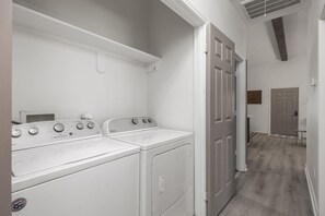 Comfort House | Laundry - Wonderful Getaway EaDo 3BR Minutes to Downtown (Houston)