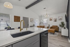 Comfort House | Private kitchen | Full-sized fridge, microwave, oven, dishwasher - Foundry Place | Houston (Houston)